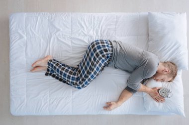 Çalar saat tutan keyifli huzurlu adam