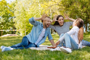 Neşeli ailesi kızları için surat