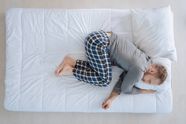 Bonito homem agradável desfrutando de seu relaxamento — Fotografia de Stock