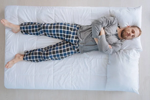 Evde istirahat ciddi kendine güvenen adam — Stok fotoğraf