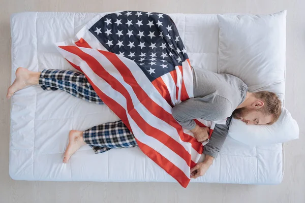 Ωραίο πατριωτικό άνθρωπος στον ύπνο με την αμερικανική σημαία — Φωτογραφία Αρχείου