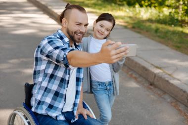 Güzel kız alarak fotoğraf telefonu ile babası