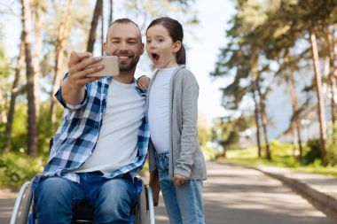 Yeni telefon sağ elinde tutan memnun adam