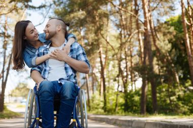 Güzel yürüyüş sahip aşıklar çifti