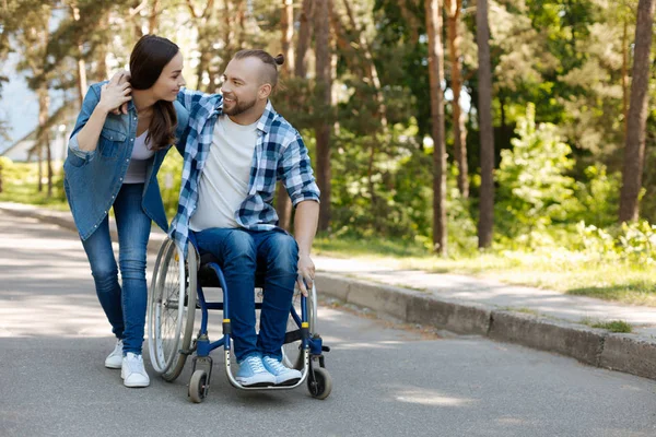 Pozytywny człowiek zachwycony siedzi na wózku inwalidzkim — Zdjęcie stockowe
