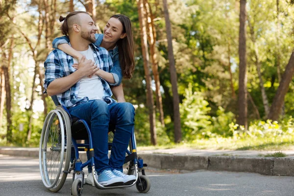 Glada par älskare gå på en promenad i parken — Stockfoto