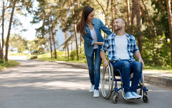 Positivo hombre discapacitado encantado expresando positividad — Foto de Stock