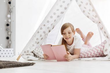 Evde onun hobi zevk çekici hevesli çocuk