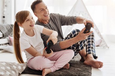 Tutkulu etkin aile video oyunları ile eğleniyor