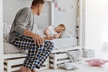 Sevgi dolu dikkatli baba çocuğunu dikkatle uyanma