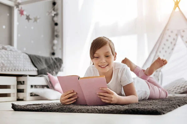 Wibrujący sprytny dziewczyna cieszy ładny książki w jej pokoju — Zdjęcie stockowe