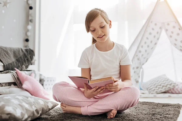 Intelligente ragazza focalizzata sulla storia — Foto Stock