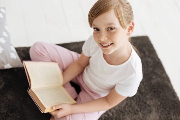 Adorable hermosa chica pasando fin de semana con un buen libro — Foto de Stock