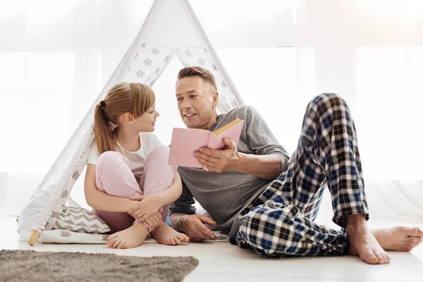Ondersteunende liefdevolle vader voor zijn dochter lezen — Stockfoto