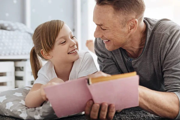 Lebhaftes Mädchen und ihr Vater teilen dasselbe Hobby — Stockfoto