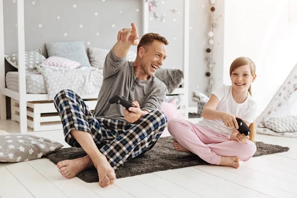 Emocional papá y su hija jugando videojuegos —  Fotos de Stock