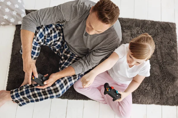 Dedicado lindos jugadores se centraron en el juego — Foto de Stock