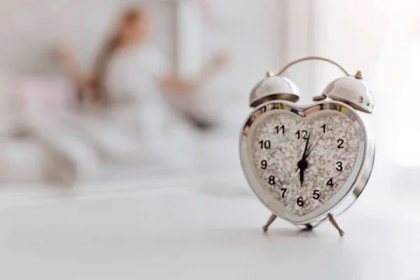 Reloj despertador blanco sonando por la mañana — Foto de Stock