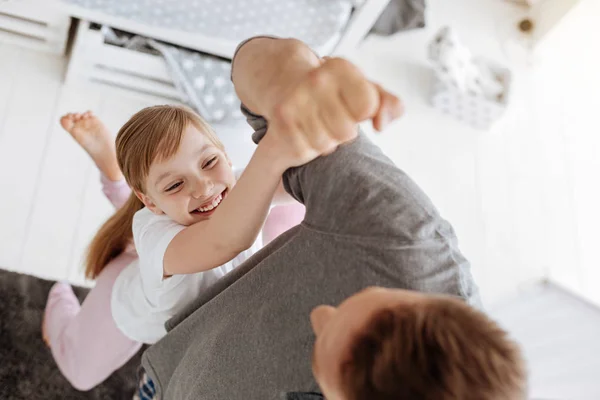 Ajuste o jovem pai segurando seu filho com um braço — Fotografia de Stock