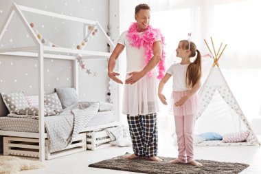 Kız arkadaşı için bir rol modeli olmak şaşırtıcı üst