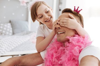 Şirin eğlenceli çocuk baba onun yeni bir görünüm ile şaşırtıcı