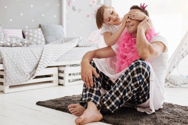 Zarif küçük kız babasıyla oynarken zevk