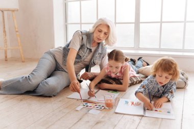 Resim üzerine odaklı olmak şirin yetenekli çocuklar