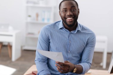 Bir belge tutan memnun olumlu adam