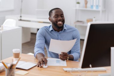 Bir bilgisayar fare tutan olumlu mutlu adam