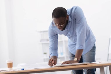 Çizim ciddi konsantre adam