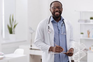 Yakışıklı profesyonel Doktor sana bakmak