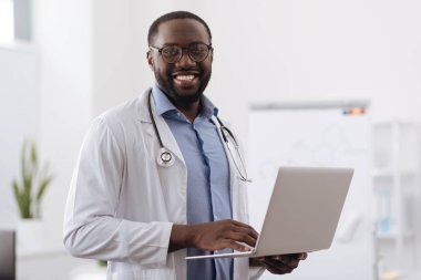 Dizüstü bilgisayarda çalışma pozitif profesyonel doktor