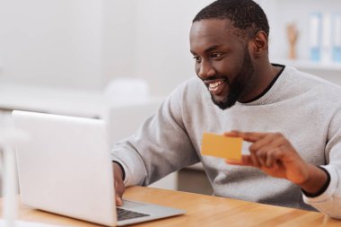 Neşeli keyifli adam bir online ödeme yapma