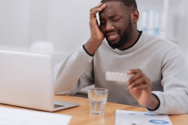 Bir baş ağrısı olan üzgün huysuz adam