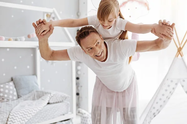 Carismatico padre divertente giocare con sua figlia — Foto Stock