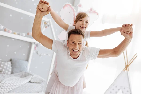 Padre emotivo energico che fa sentire suo figlio come se stesse volando — Foto Stock