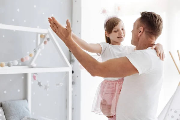 Charmanter, liebevoller Mann, der ein großartiger Vater ist — Stockfoto