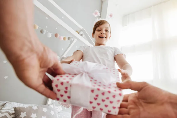 Chica emocional sincera recibiendo un regalo —  Fotos de Stock