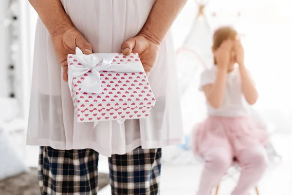 Slimme liefdevolle ouder verrassend zijn prinsesje — Stockfoto