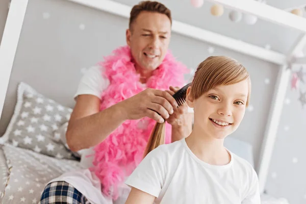 Pai cuidadoso escovando o cabelo de suas filhas — Fotografia de Stock