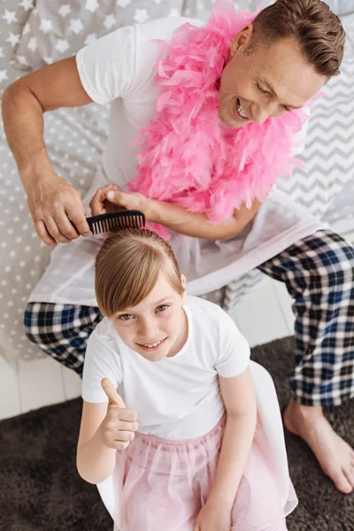 Linda chica y su padre haciendo cosas de chicas —  Fotos de Stock