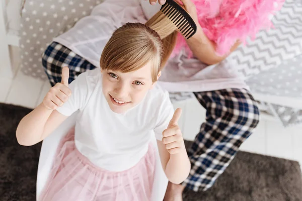 Brillante salió chica tener su cabello peinado por papá —  Fotos de Stock