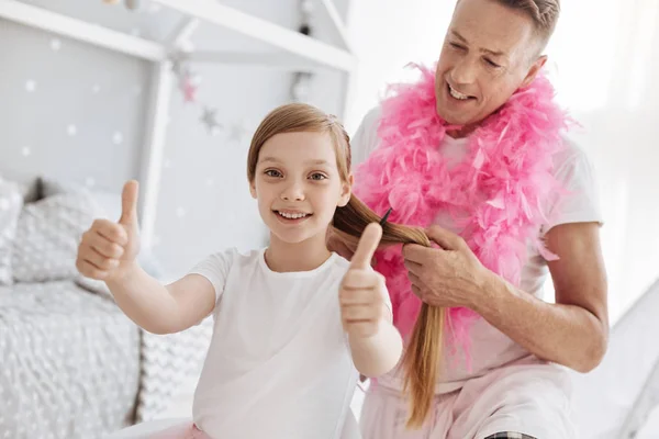 Creativo divertente papà essere uno stilista personale — Foto Stock