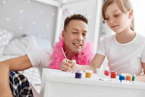 Begåvade produktiva barn målning med sin pappa — Stockfoto