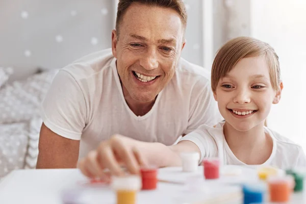 Padre inspirado encantador aprender sobre las hijas pasatiempos — Foto de Stock