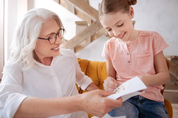 Carino ragazza allegra facendo il ricamo — Foto Stock