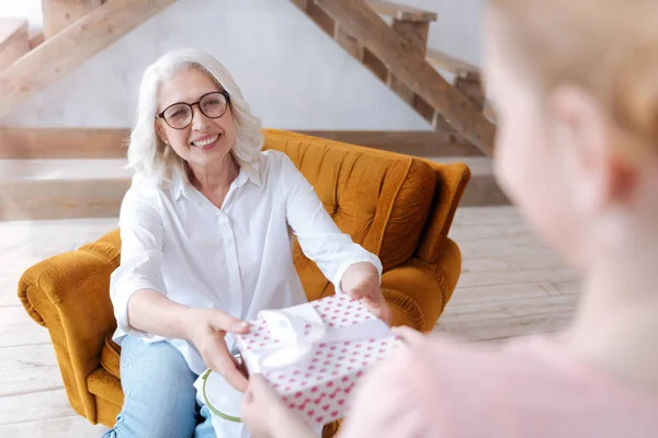 Vrolijke leeftijd vrouw die een cadeautje — Stockfoto