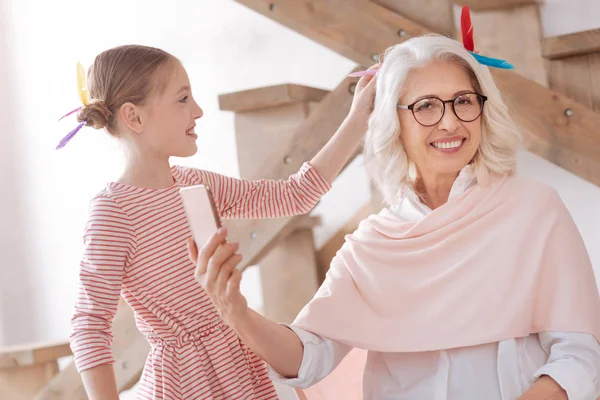 Donna anziana positiva che scatta una foto — Foto Stock