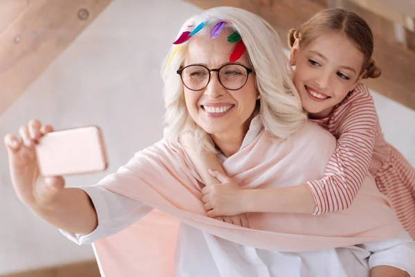 Blij blij vrouw met een smartphone — Stockfoto