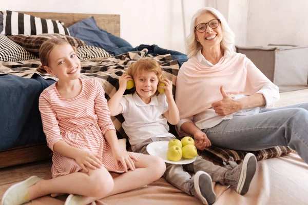 Delizioso ragazzo gioioso che tiene le mele — Foto Stock